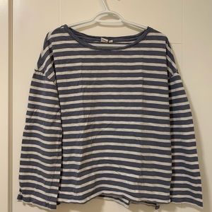 GAP long-sleeved blue and white striped shirt